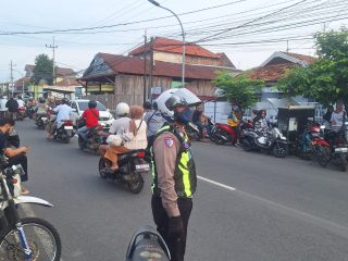Lonjakan Kendaraan Jelang Buka Puasa, Satlantas Polres Pasuruan Kota Perketat Pengamanan di Titik Rawan