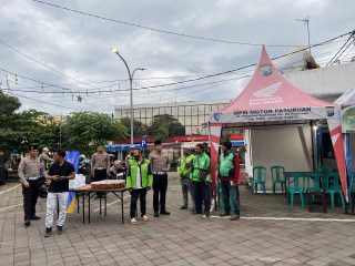Pasar Besar Jadi Saksi Kehangatan Satlantas Polres Pasuruan Kota dan Ojol Berbagi Kebaikan di Bulan Suci