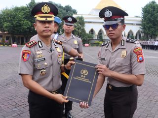 Kapolres Pasuruan Pimpin Apel dan Berikan Penghargaan kepada 38 Personel Berprestasi