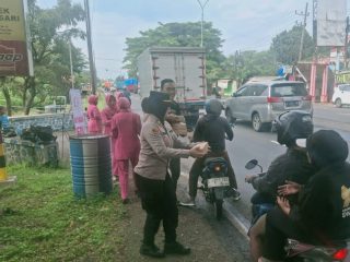Kapolsek Purwosari Bersama Bhayangkari Bagikan 250 Takjil, Wujud Kepedulian di Bulan Ramadan