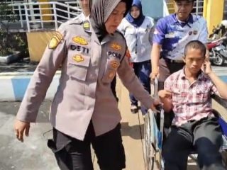 Sigapnya Polwan Polresta Sidoarjo Bantu Disabilitas di Terminal Purabaya saat Arus Balik