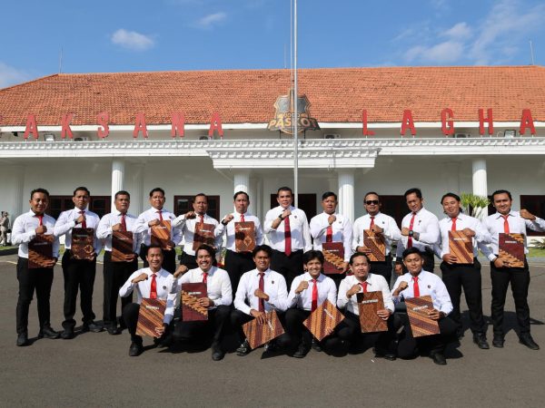 Kapolres Pasuruan Kota Berikan Penghargaan kepada Kasat Reskrim dan 21 Anggota atas Keberhasilan Ungkap Kasus Curat dalam 1x24 Jam