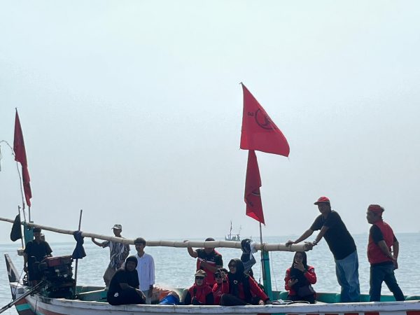 Kegiatan DPC perjuangan kota pasuruan melestarikan lingkungan daerah pesisir 