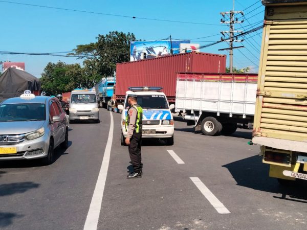 Satlantas polres pasuruan patroli bersama tim beji zebra turun tangan mencegah kemacetan antrian BBM 