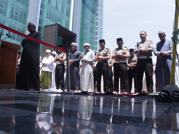Berharap Bencana Karhutla lekas Berlalu puluhuan Personil Polres Pasuruan Bersama ribuan Santri PP. dalwa mencoba Mengetuk pintu Langit
